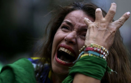 Một CĐV Brazil gào khóc thảm thiết sau khi chứng kiến trận đấu thảm họa của đội nhà.